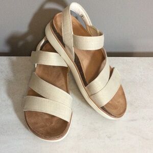 9 Skechers Relaxed Fit Sparkly Beige Strappy Comfort Sandals